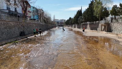 Aksaray Belediyesi, çevre temizliği çalışmaları kapsamında Uluırmak’ta kapsamlı bir temizlik