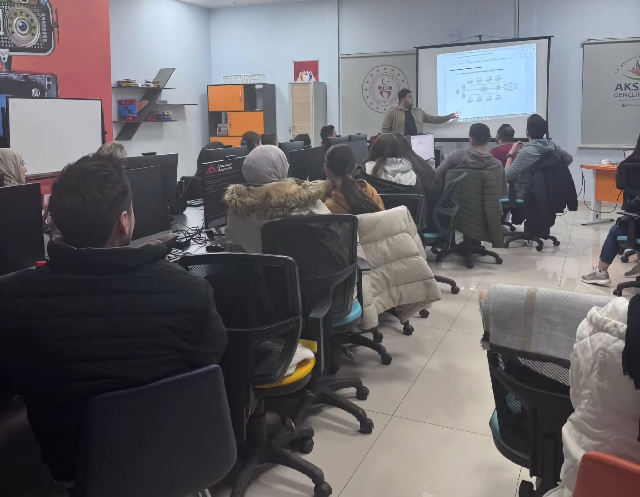 Aksaray Gençlik Merkezi, bilgisayar işletmenliği kursuyla gençlere yeni fırsatlar sunuyor