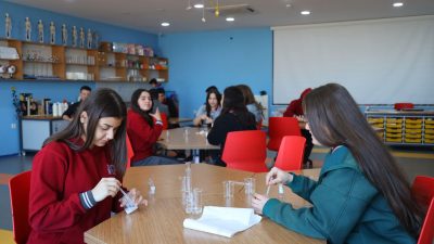 Aksaray Belediyesi Bilim Merkezinde düzenlenen etkinliklerde, çocuklar robotik çalışmalar, el