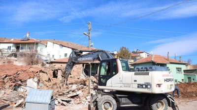 Aksaray Belediyesi, şehrin farklı noktalarındaki depreme dayanıksız, kaçak ve metruk