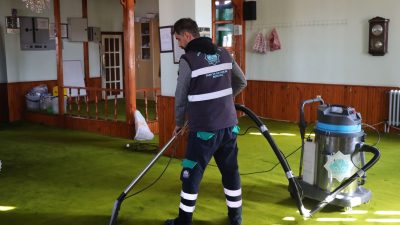 Aksaray Belediyesi ekipleri, camilerin düzenli olarak temizlenmesi için çalışmalarını sürdürüyor.