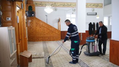 Aksaray Belediyesi, Hürriyet Mahallesi’ndeki Yeni Camii’yi titizlikle temizleyerek, halkın ibadetlerini