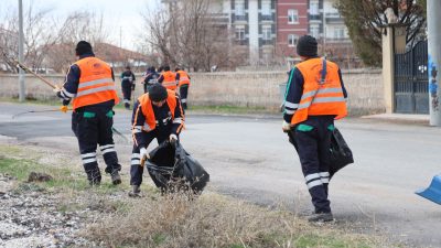 Aksaray Belediyesi, kent genelinde temizlik çalışmalarına hız kesmeden devam ediyor. 