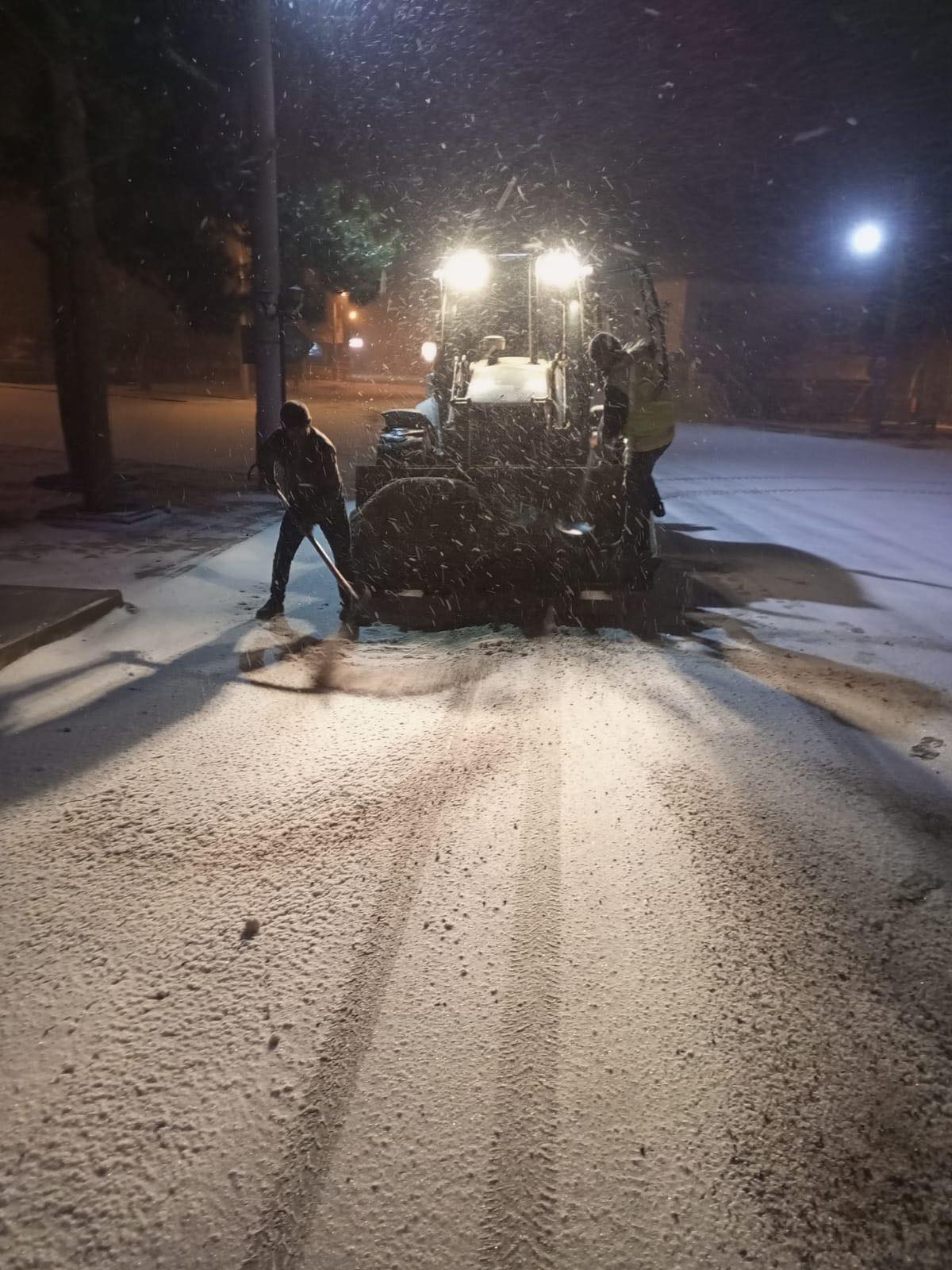 Demirci’de beklenen kar ve tipi geldi: Belediye ekipleri seferber oldu!
