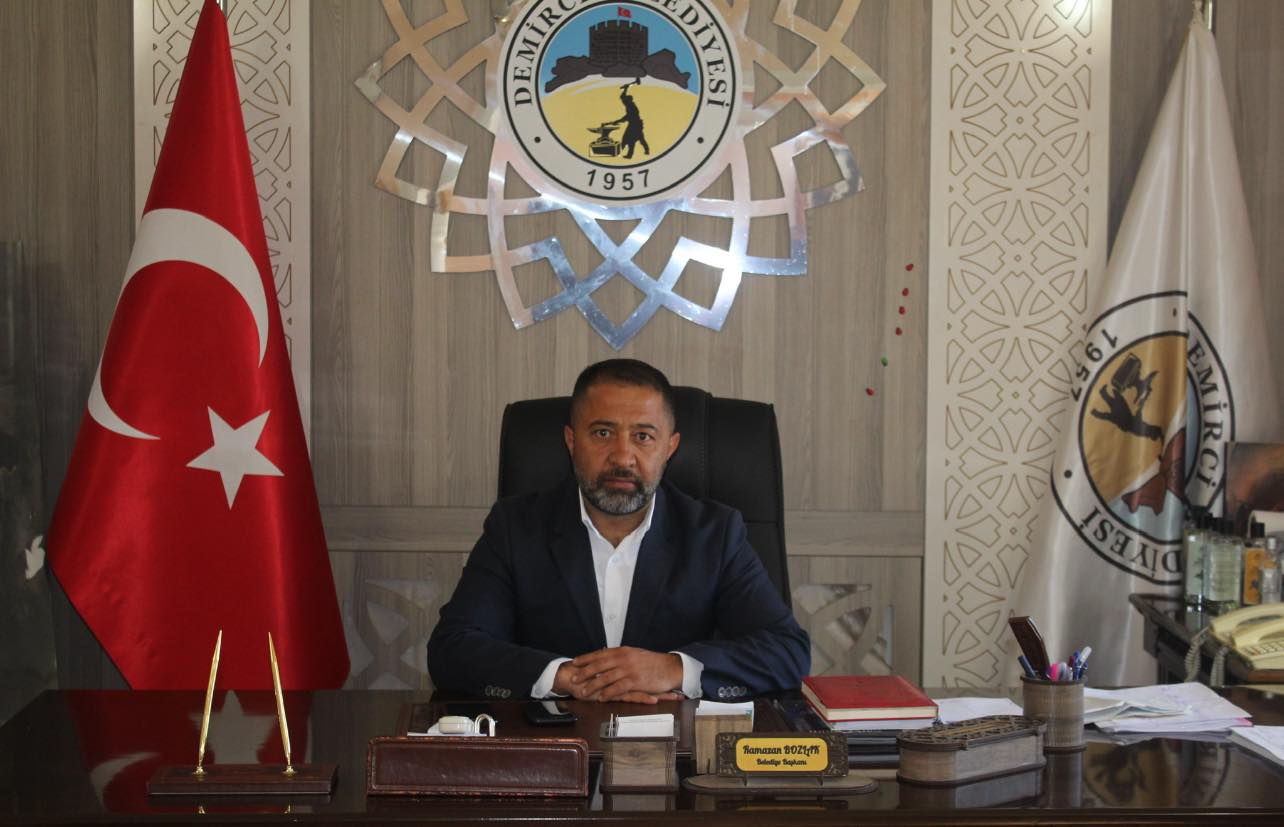 Demirci’de bayram geleneği sürüyor: Kapılar tatlı ikramlarla çalınıyor!