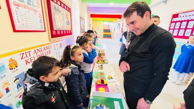 Eskil Kaymakamı Fuat Yurddaş, Cumhuriyet İlkokulu’nu ziyaret ederek öğrencilerin hazırladığı