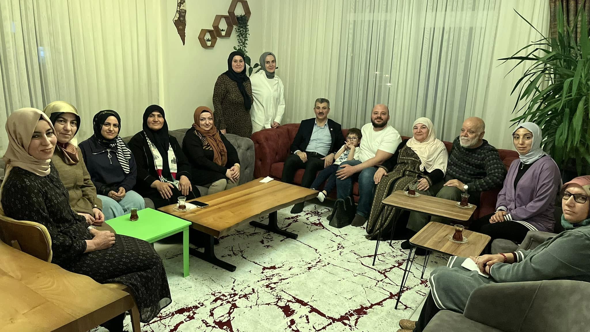 AK Parti heyeti Gazzeli aileyi ziyaret etti