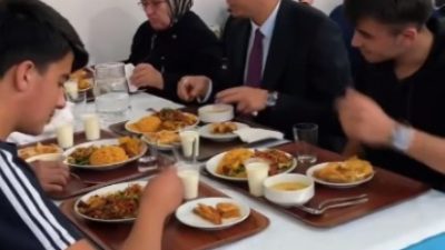 Güzelyurt Kaymakamı Muammer Yetiş, Güzelyurt Belediye Başkanı Ünal Demircioğlu, İlçe