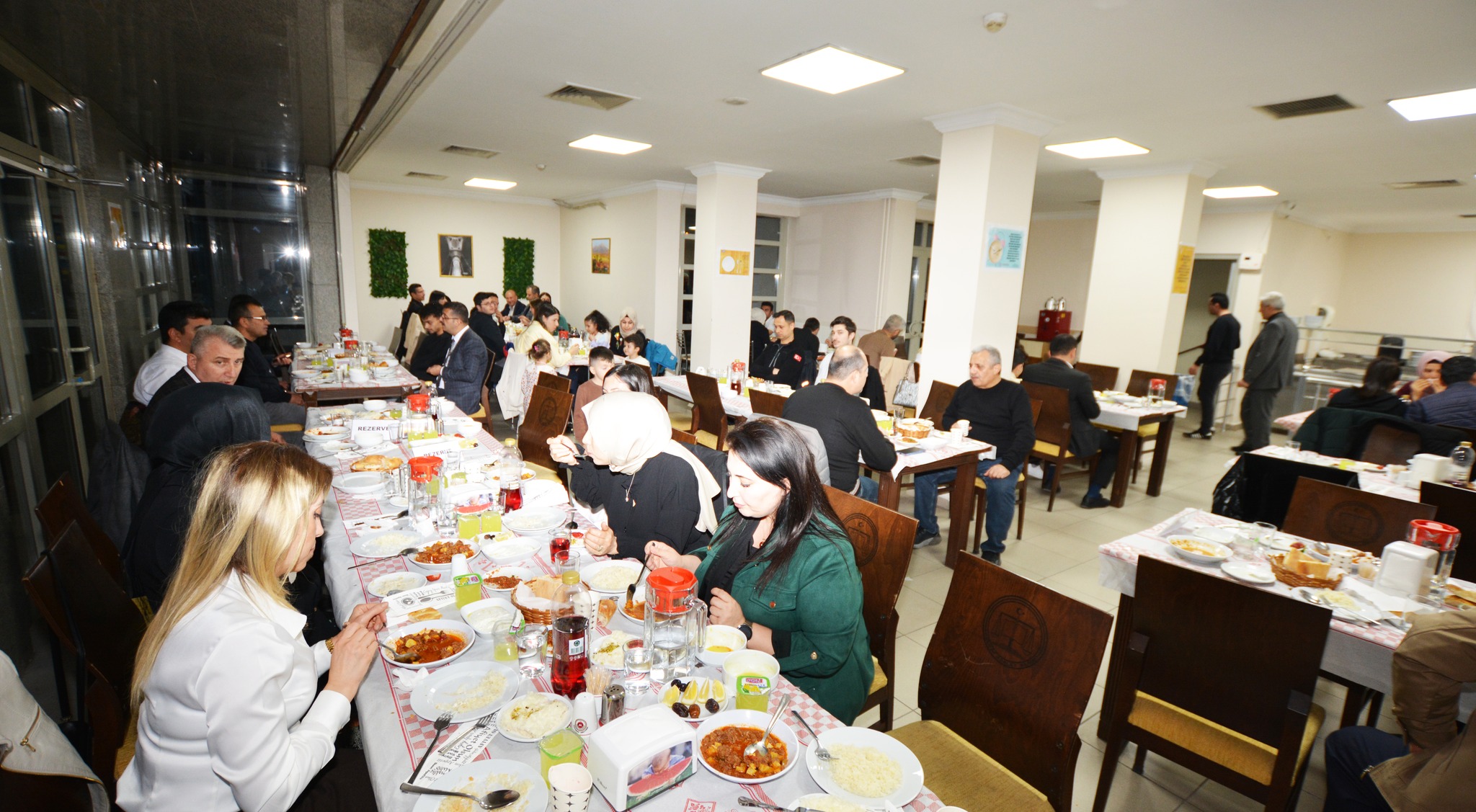 Adliyede Ramazan bereketi: Birlik ve beraberlik iftar yemeğinde yaşandı