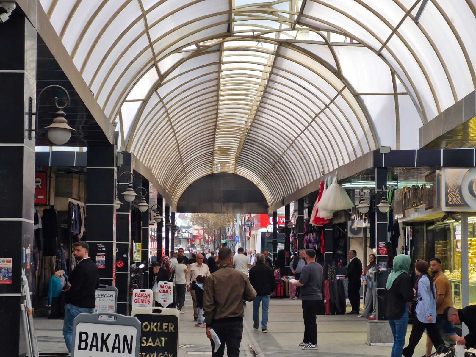 Aksaray'da bayram öncesi alışveriş yoğunluğu dikkat çekiyor. Vatandaşlar, şeker ve