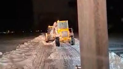 Eskil Belediyesi, kar yağışının ardından hızla harekete geçerek sahada yoğun