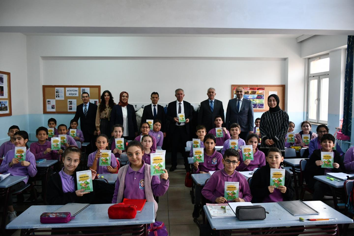 İl Müdürü, “Okuma Günlüğüm” projesi kapsamında Cahit Zarifoğlu Ortaokulunu ziyaret etti