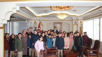İstiklal İlkokulu 3/B sınıfı öğrencileri, Ortaköy Kaymakamı Ahmet Karatepe’yi makamında