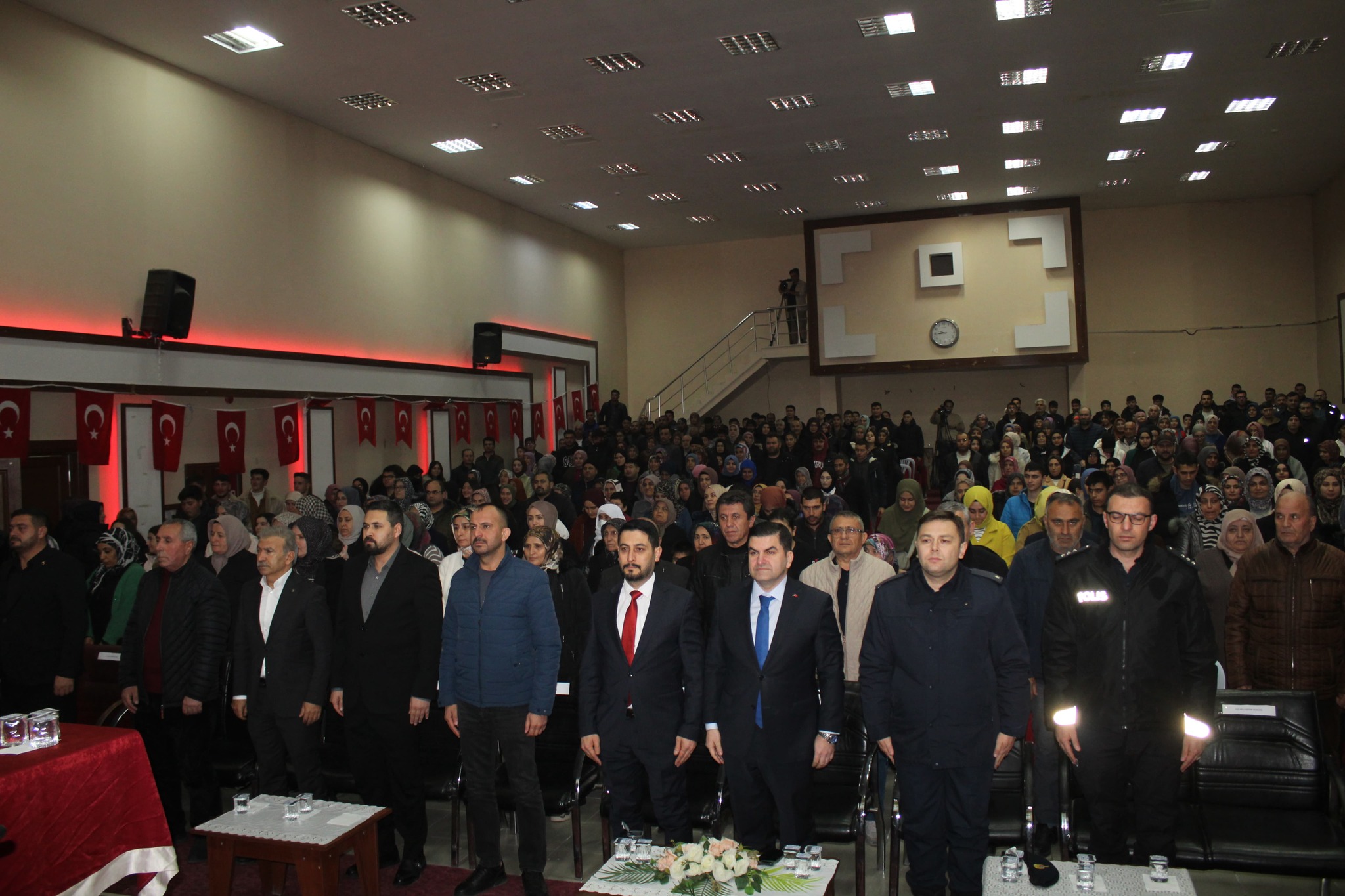 Huzur dolu bir geceyi geride bırakıldı; İlahi dinletisi ile manevi bir atmosfer