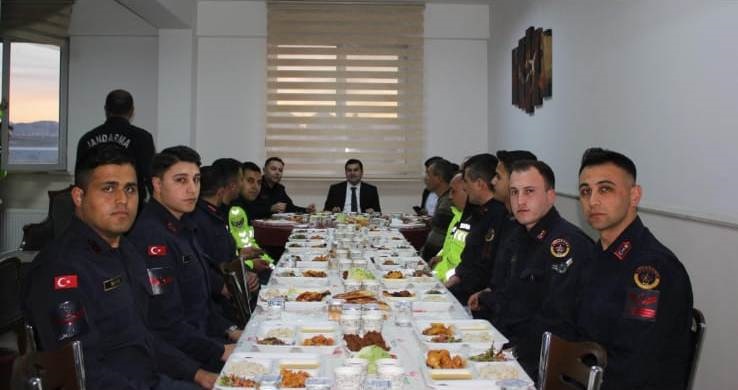 Ortaköy Kaymakamı, İlçe Jandarma Komutanlığında iftar programına katıldı