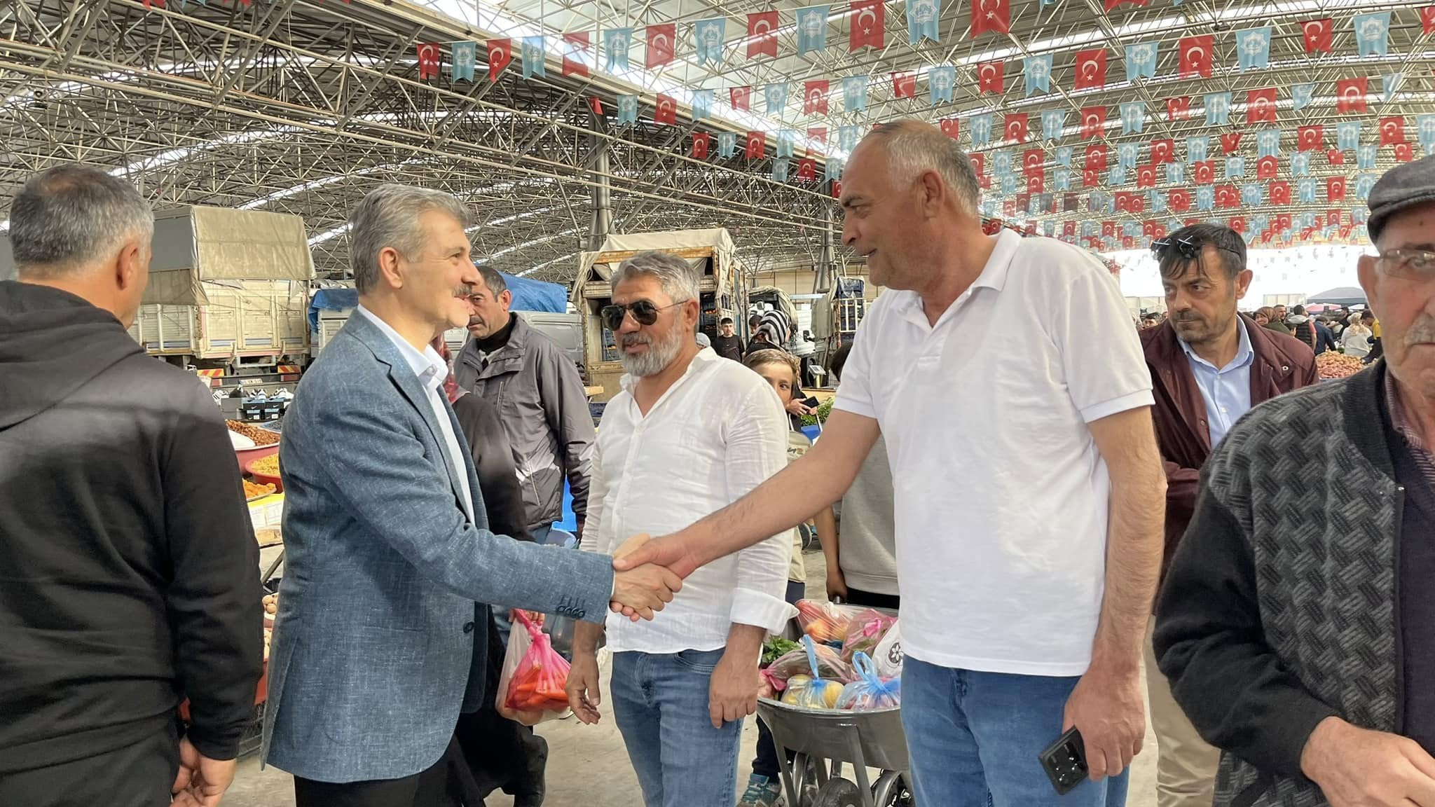 Halkın içinde Pazar tezgahlarında: Milletvekili alışveriş yaptı!