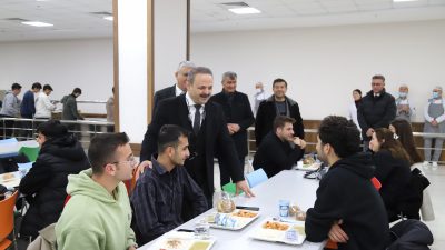 Aksaray Üniversitesi (ASÜ) Rektörü Prof. Dr. Alpay Arıbaş, iftar yemeğinde