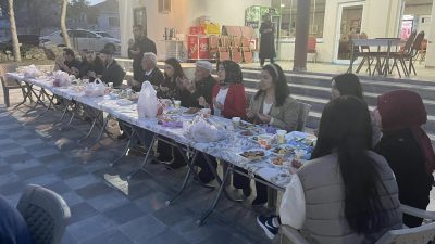 Sarıyahşi Kaymakamı Miyase Demirkoparan, ilçede düzenlenen iftar programında şehit babası