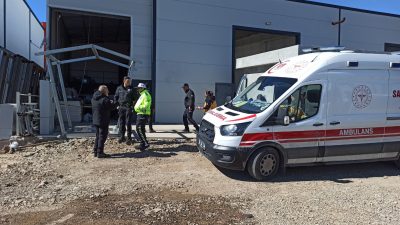 Ankara'nın Kahramankazan ilçesinde iş yerinde sobayı tinerle yakmaya çalışan 2