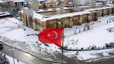 Sultanhanı Kaymakamlığı, ilçede etkili olan kuvvetli rüzgar ve fırtına nedeniyle
