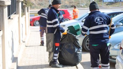 Aksaray Belediyesi, Cumhuriyet Mahallesi’nde temizlik çalışmalarına hız kesmeden devam ediyor.