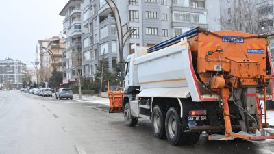 Hava sıcaklıklarının aniden düşmesiyle birlikte Aksaray Belediyesi, şehir genelinde yoğun