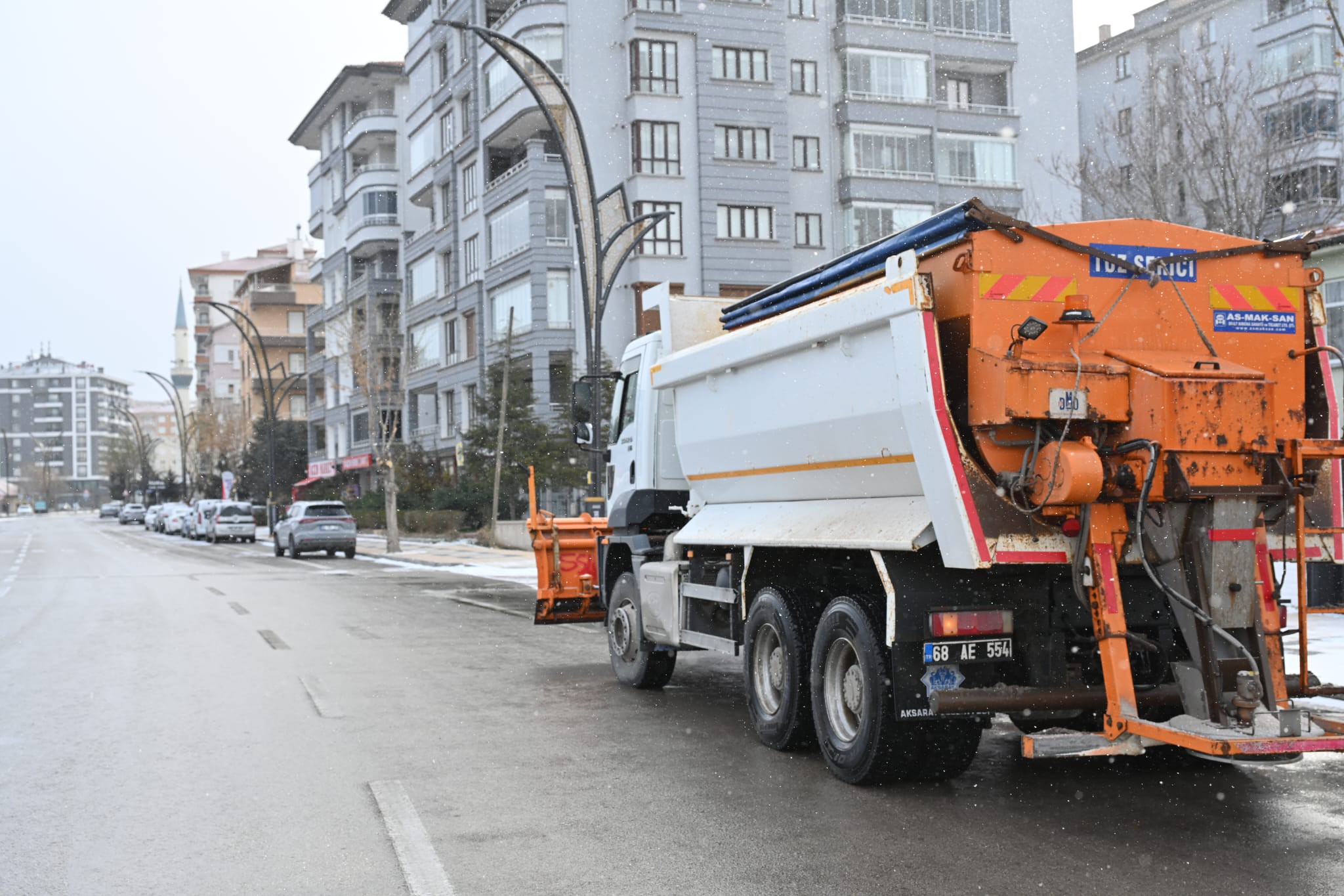 Hava sıcaklıklarının aniden düşmesiyle birlikte Aksaray Belediyesi, şehir genelinde yoğun
