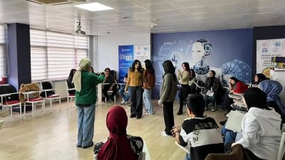Aksaray Üniversitesi Öğrenci Hemşireler Topluluğu, ÜNİDES kapsamında hayata geçirdiği "Ergenlikten