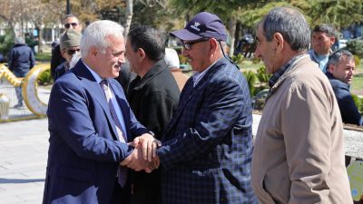 Aksaray Valisi Mehmet Ali Kumbuzoğlu, Cuma namazının ardından vatandaşlarla bir