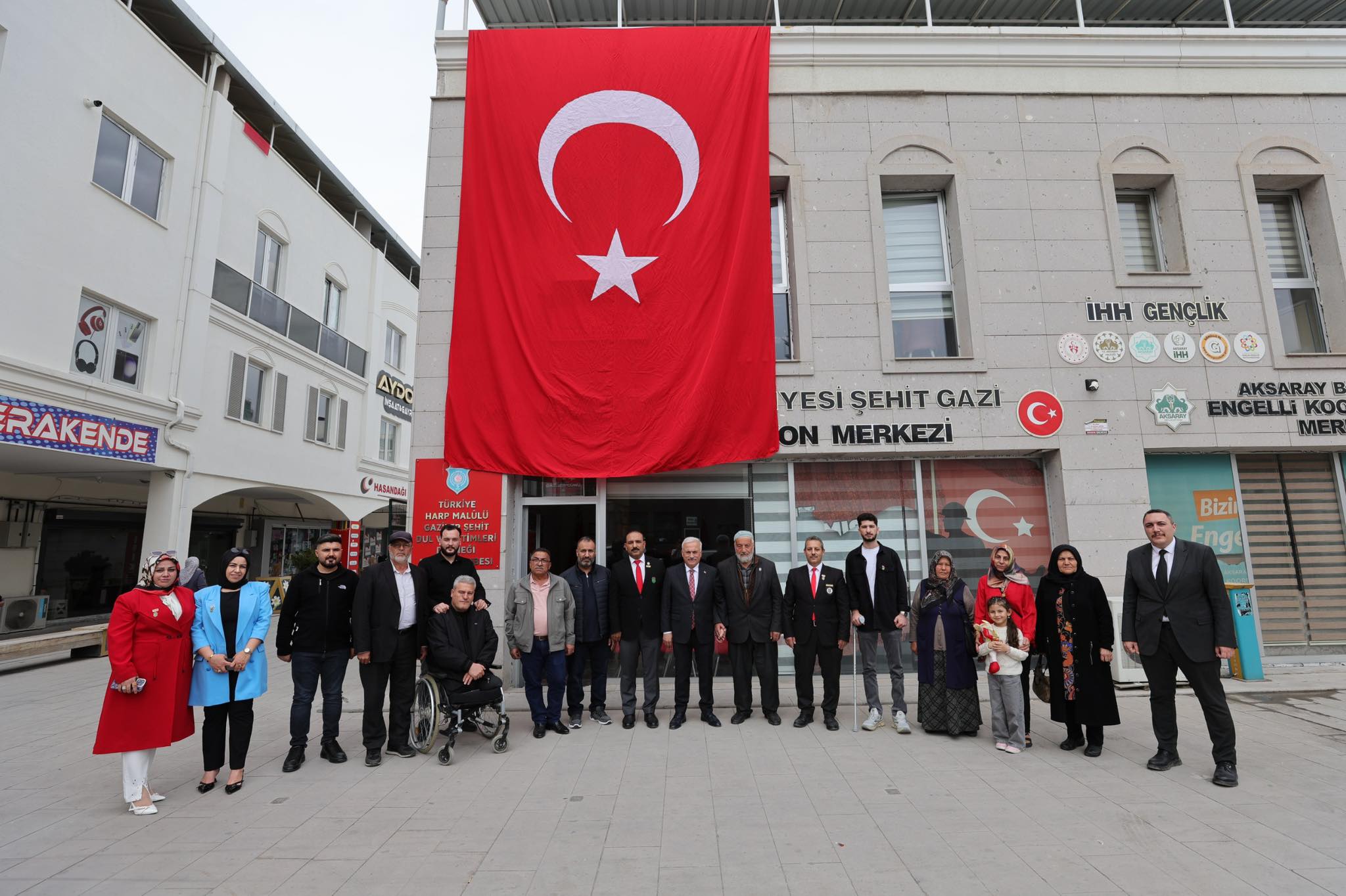 Vali Kumbuoğlu’dan anlamlı ziyaret; Gazi ve şehit yakınlarıyla bir araya geldi
