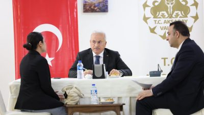 Aksaray Valisi Mehmet Ali Kumbuzoğlu, düzenlenen Halk Günü etkinliğinde hemşehrileriyle