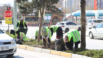 Aksaray Belediyesi ekipleri, Şehit Mehmet Ali Demir Caddesi’nde gerçekleştirdikleri çevre