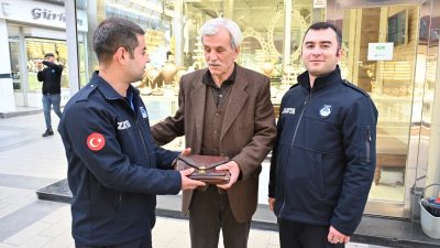 Aksaray Belediyesi Zabıta Müdürlüğü’ne bağlı zabıta memurları, bulunan bir çantayı
