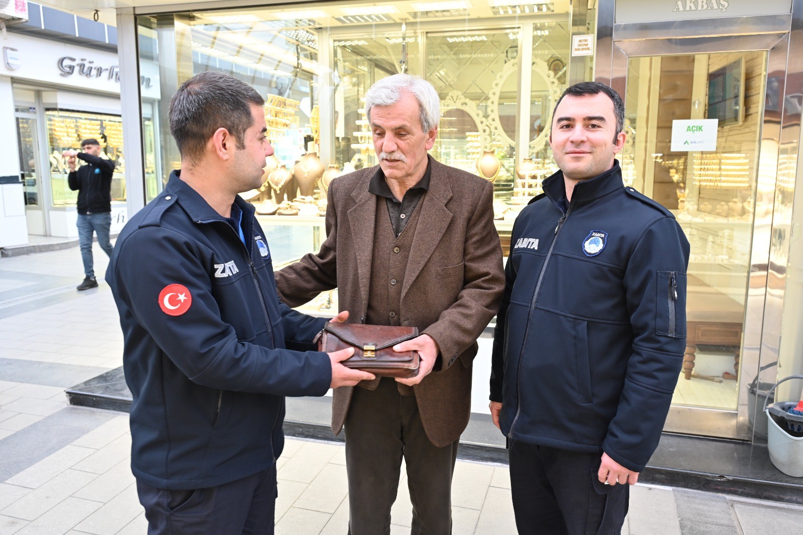 Zabıta ekiplerinden örnek davranış: Bulunan çanta sahibine ulaştırıldı