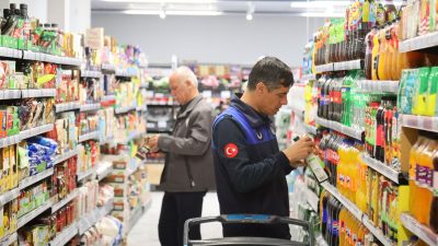 Aksaray Belediyesi, şehir genelindeki marketlerde denetimlerini aralıksız sürdürüyor. Zabıta ekipleri,