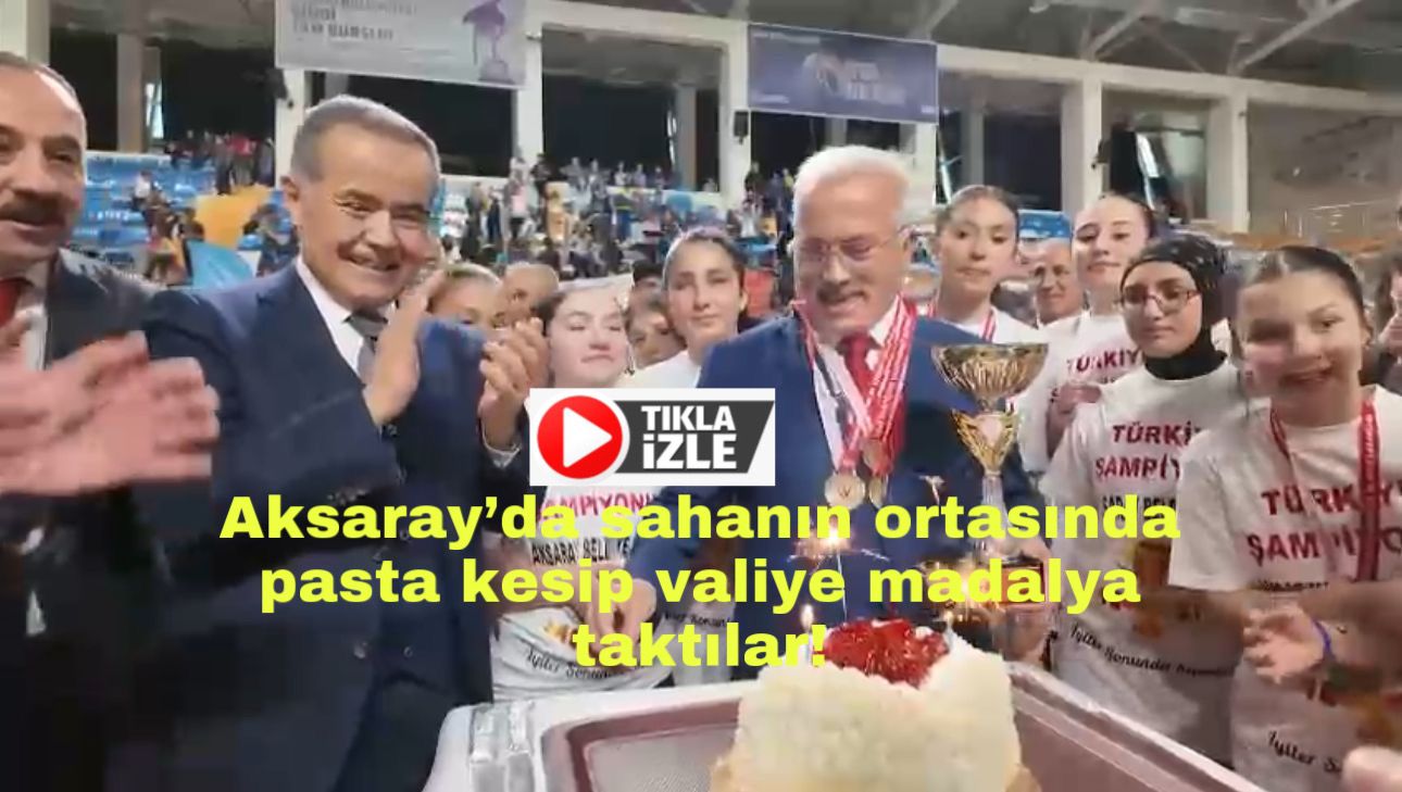 Aksaray’da sahanın ortasında pasta kesip valiye madalya taktılar!