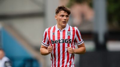 İngiltere’nin köklü kulüplerinden Stoke City forması giyen ve Premier Lig