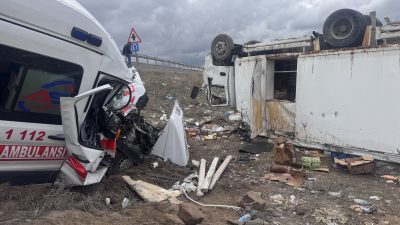 Kayseri’de ambulans ile kamyonetin çarpışması sonucu 6 kişi yaralandı. G.T.