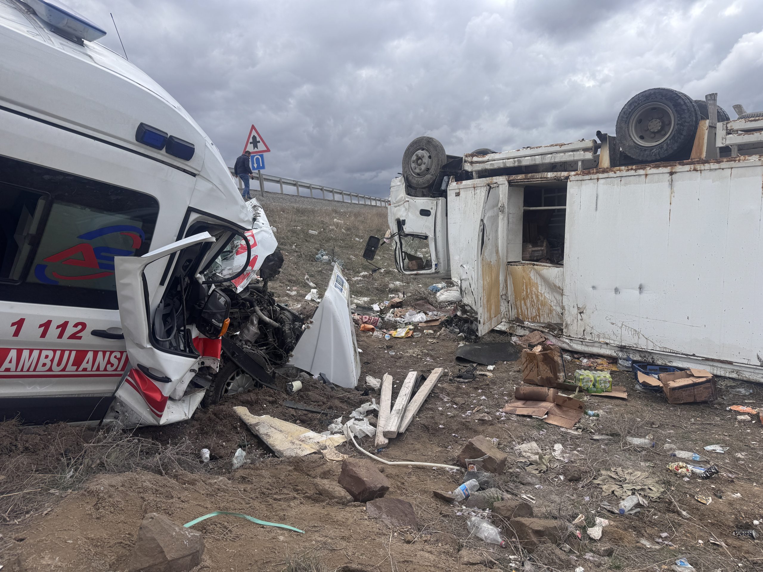 Ambulans ile kamyonet çarpıştı, 6 kişi yaralandı