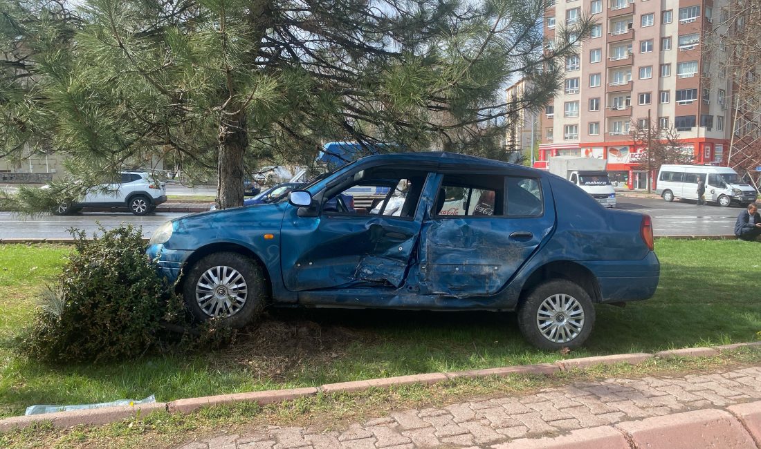 Kayseri'nin Melikgazi ilçesinde minibüsle otomobilin çarpışması sonucu 3 kişi yaralandı.