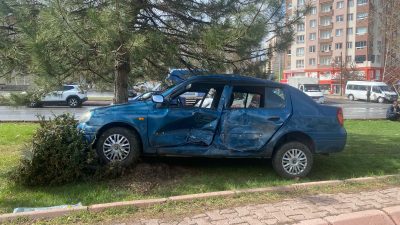 Kayseri'nin Melikgazi ilçesinde minibüsle otomobilin çarpışması sonucu 3 kişi yaralandı.