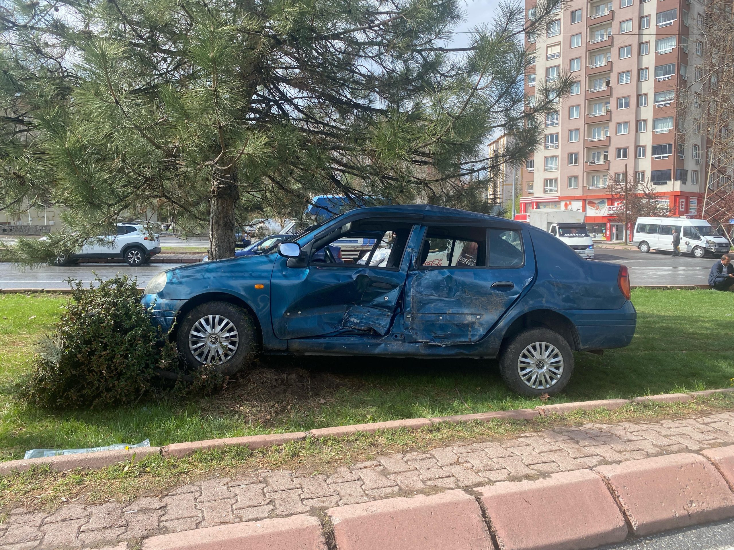 Kayseri'nin Melikgazi ilçesinde minibüsle otomobilin çarpışması sonucu 3 kişi yaralandı.