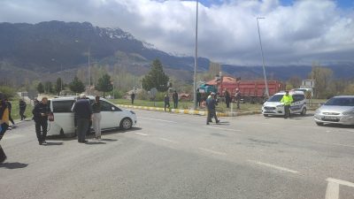 Konya’nın Seydişehir ilçesinde hafif ticari araç ile tırın çarpışması sonucu