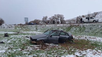 Sivas'ın Hafik ilçesinde, otomobilin tarlaya devrilmesi sonucu 2'si ağır 3