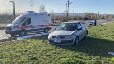 Sivas'ta iki otomobilin çarpıştığı trafik kazasında 2'si çocuk 4 kişi