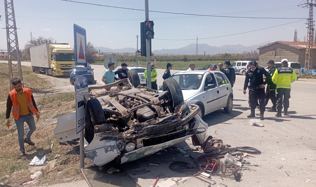 Trafik kazasında 2 kişi yaralandı Karaman’da 2 otomobilin çarpıştığı trafik kazasında yaralanan 2 kişi