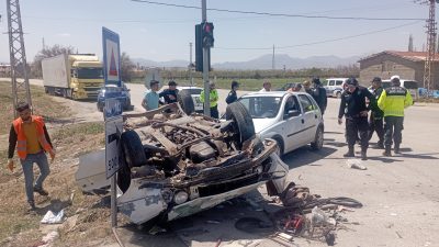   Karaman’da 2 otomobilin çarpıştığı trafik kazasında yaralanan 2 kişi