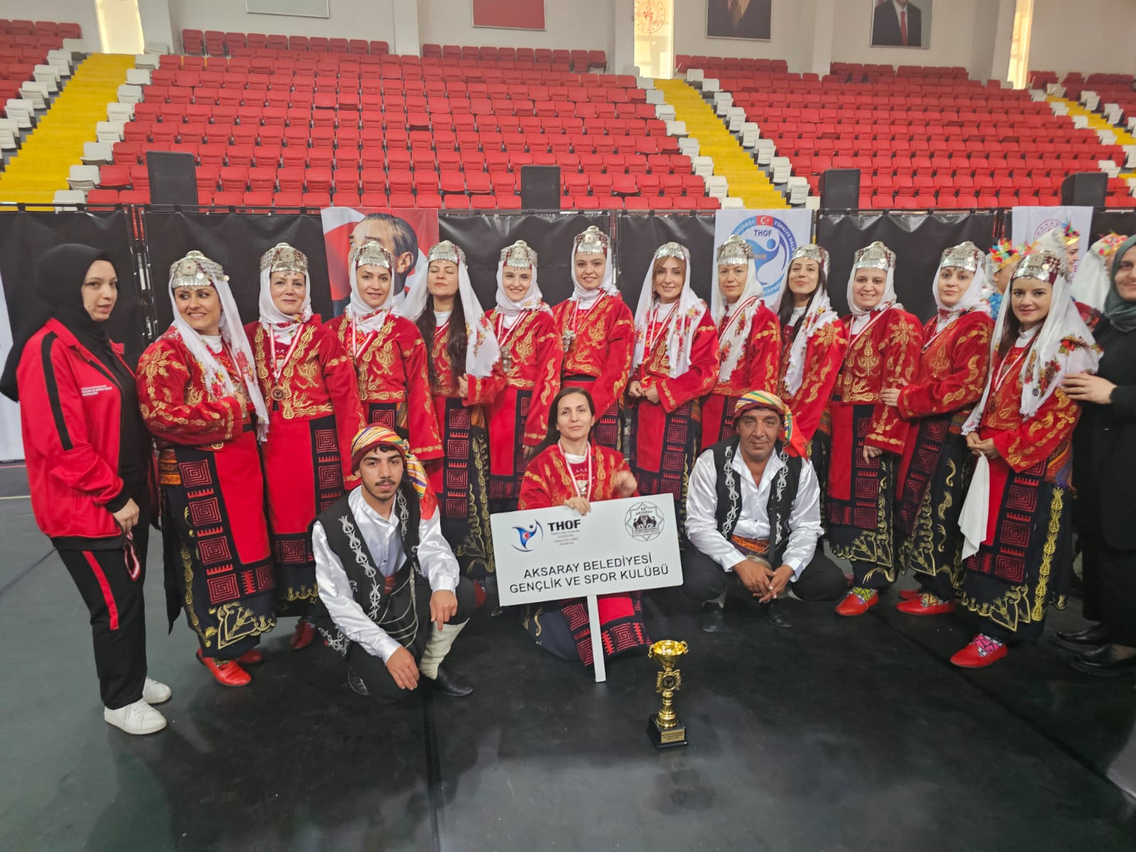 Aksaray Belediyesi halk oyunları ekibi Karaman bölge finallerinde üçüncülük kupası kazandı