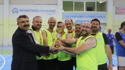 Aksaray Üniversitesi Geleneksel Spor Şenlikleri kapsamında düzenlenen Erkekler Futsal Turnuvası’nın