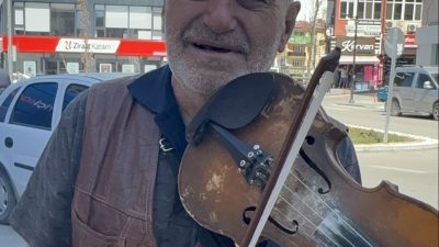Kemanın Telleri Bu Kez Geçim İçin Titreşti! Kümbetli Bayram, ezgileriyle sokakları